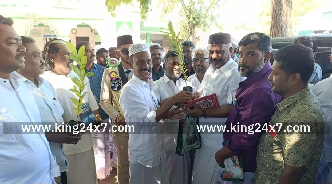 ராமநாதபுரம் பசுமை தமிழ்நாடு உருவாக திருமண விழாவிற்கு வந்த அனைவருக்கும் மகக்கண்டு வழங்கிய மணமக்கள் ராமநாதபுரம் பசுமை தமிழ்நாடு உருவாக திருமண விழாவிற்கு வந்த அனைவருக்கும் மகக்கண்டு வழங்கிய மணமக்கள்