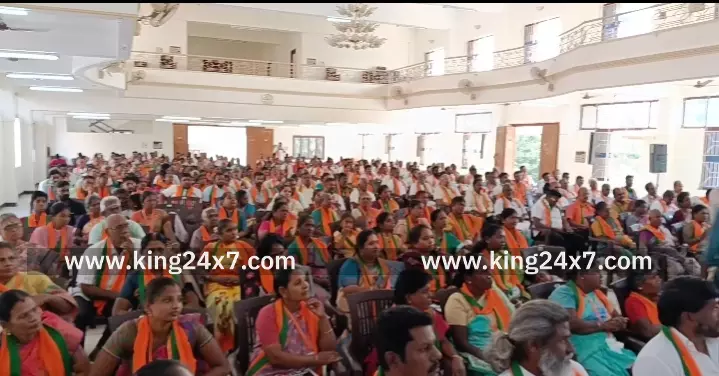 ஊழலில் சம்பாதித்த பணத்தில் வாக்காளர்களுக்கு 5,000-மோ,ரூ.10,000-மோ கொடுத்தால் கூட கரூரில் மக்கள் அதிமுக பிஜேபி தலைமையிலான கூட்டணிக்கு வாக்களிப்பது என முடிவெடுத்து விட்டார்கள். ஊழலில் சம்பாதித்த பணத்தில் வாக்காளர்களுக்கு 5,000-மோ,ரூ.10,000-மோ கொடுத்தால் கூட கரூரில் மக்கள் அதிமுக பிஜேபி தலைமையிலான கூட்டணிக்கு வாக்களிப்பது என முடிவெடுத்து விட்டார்கள்.