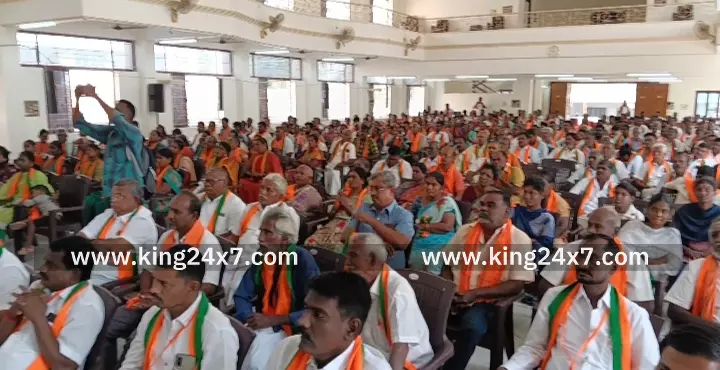 ஊழலில் சம்பாதித்த பணத்தில் வாக்காளர்களுக்கு 5,000-மோ,ரூ.10,000-மோ கொடுத்தால் கூட கரூரில் மக்கள் அதிமுக பிஜேபி தலைமையிலான கூட்டணிக்கு வாக்களிப்பது என முடிவெடுத்து விட்டார்கள். ஊழலில் சம்பாதித்த பணத்தில் வாக்காளர்களுக்கு 5,000-மோ,ரூ.10,000-மோ கொடுத்தால் கூட கரூரில் மக்கள் அதிமுக பிஜேபி தலைமையிலான கூட்டணிக்கு வாக்களிப்பது என முடிவெடுத்து விட்டார்கள்.