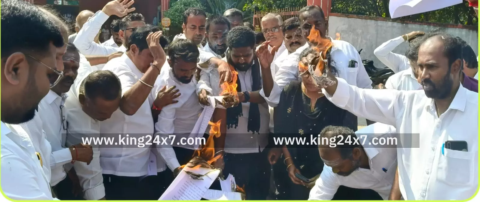 திண்டுக்கல்லில் வழக்கறிஞர்கள் நகல் எரிப்பு போராட்டம் திண்டுக்கல்லில் வழக்கறிஞர்கள் நகல் எரிப்பு போராட்டம்