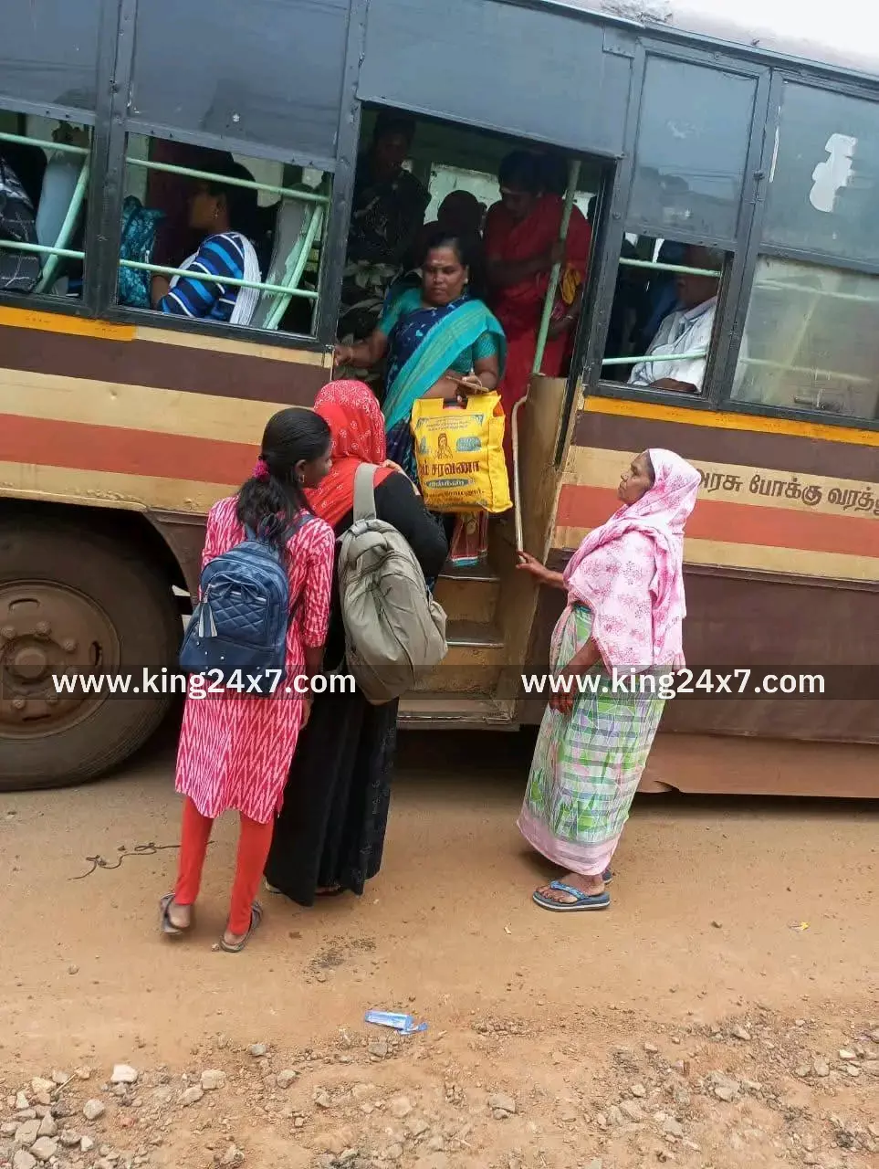 அச்சன்புதூர் ஊருக்குள் பஸ் வர வேண்டும் என பொதுமக்கள் கோரிக்கை விடுத்துள்ளனர் அச்சன்புதூர் ஊருக்குள் பஸ் வர வேண்டும் என பொதுமக்கள் கோரிக்கை விடுத்துள்ளனர்