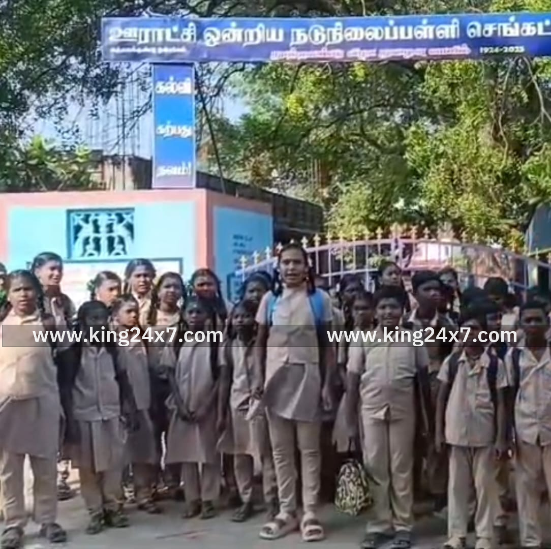 வத்தலகுண்டு அருகே ஆசிரியர் இடமாற்றம் செய்யப்பட்டதால் அரையாண்டு தேர்வு எழுதாமல் மாணவர்கள் சாலையில் தரையில் அமர்ந்து போராட்டம்