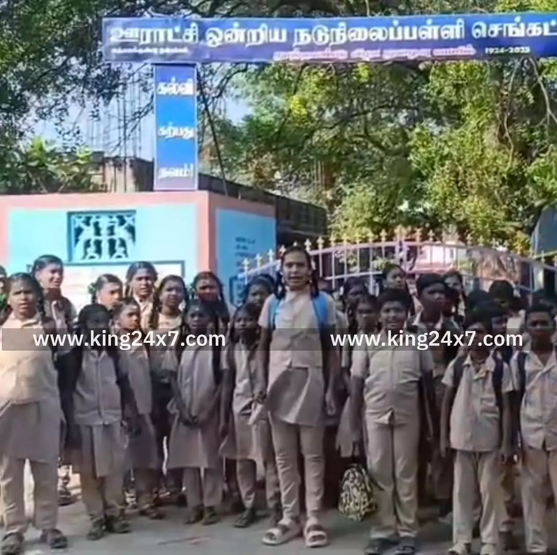 வத்தலகுண்டு அருகே ஆசிரியர் இடமாற்றம் செய்யப்பட்டதால் அரையாண்டு தேர்வு எழுதாமல் மாணவர்கள் சாலையில் தரையில் அமர்ந்து போராட்டம் வத்தலகுண்டு அருகே ஆசிரியர் இடமாற்றம் செய்யப்பட்டதால் அரையாண்டு தேர்வு எழுதாமல் மாணவர்கள் சாலையில் தரையில் அமர்ந்து போராட்டம்