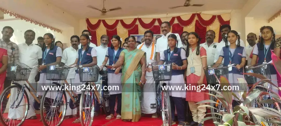 ஆவுடையானூர் பள்ளியில் இலவச சைக்கிள்கள் வழங்கும் விழா நடந்தது ஆவுடையானூர் பள்ளியில் இலவச சைக்கிள்கள் வழங்கும் விழா நடந்தது