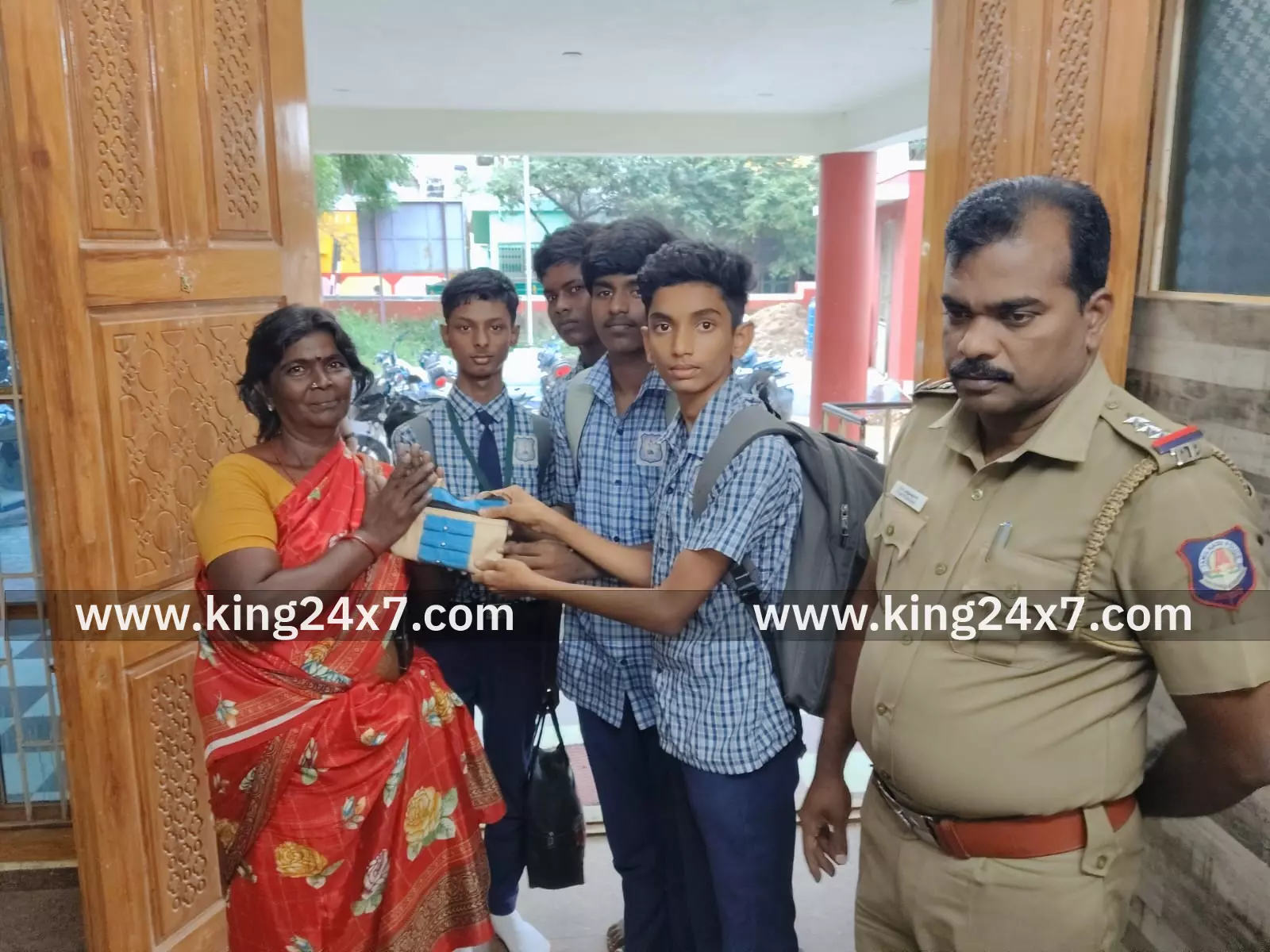 பூ வியாபாரி தவற விட்ட பணத்தை ஒப்படைத்த மாணவர்களுக்கு பாராட்டு பூ வியாபாரி தவற விட்ட பணத்தை ஒப்படைத்த மாணவர்களுக்கு பாராட்டு