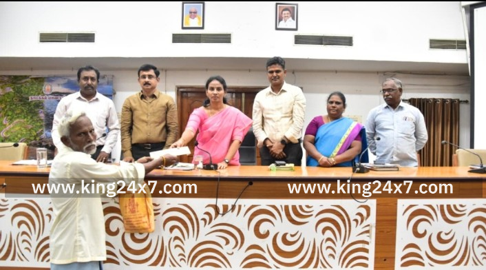 மக்கள் குறைதீர்க்கும் நாள் கூட்டத்தில் பங்கேற்ற மாவட்ட ஆட்சியர்.