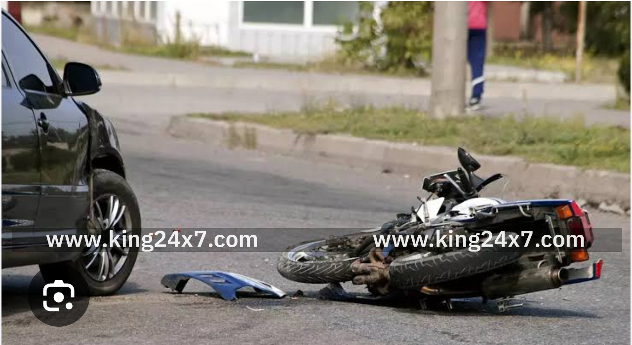 டூவீலர் மீது சரக்கு வாகனம் மோதி
 தந்தை, மகள் படுகாயம்