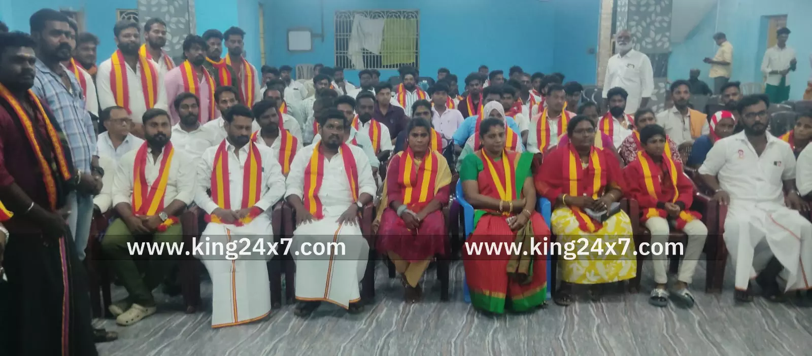 சீர்காழி அருகே வைத்தீஸ்வரன் கோவிலில் பல்வேறு மாற்று கட்சியினர் 100 க்கும் மேற்பட்டோர் தங்களை த.வெ.க வில் தங்களை இணைத்துக்கொண்டனர். சீர்காழி அருகே வைத்தீஸ்வரன் கோவிலில் பல்வேறு மாற்று கட்சியினர் 100 க்கும் மேற்பட்டோர் தங்களை த.வெ.க வில் தங்களை இணைத்துக்கொண்டனர்.