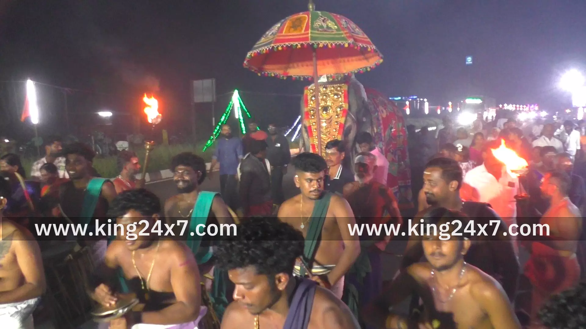 மணப்பாறை அருகே யானையில் ஊர்வலமாக வந்த ஐயப்பன். மணப்பாறை அருகே யானையில் ஊர்வலமாக வந்த ஐயப்பன்.