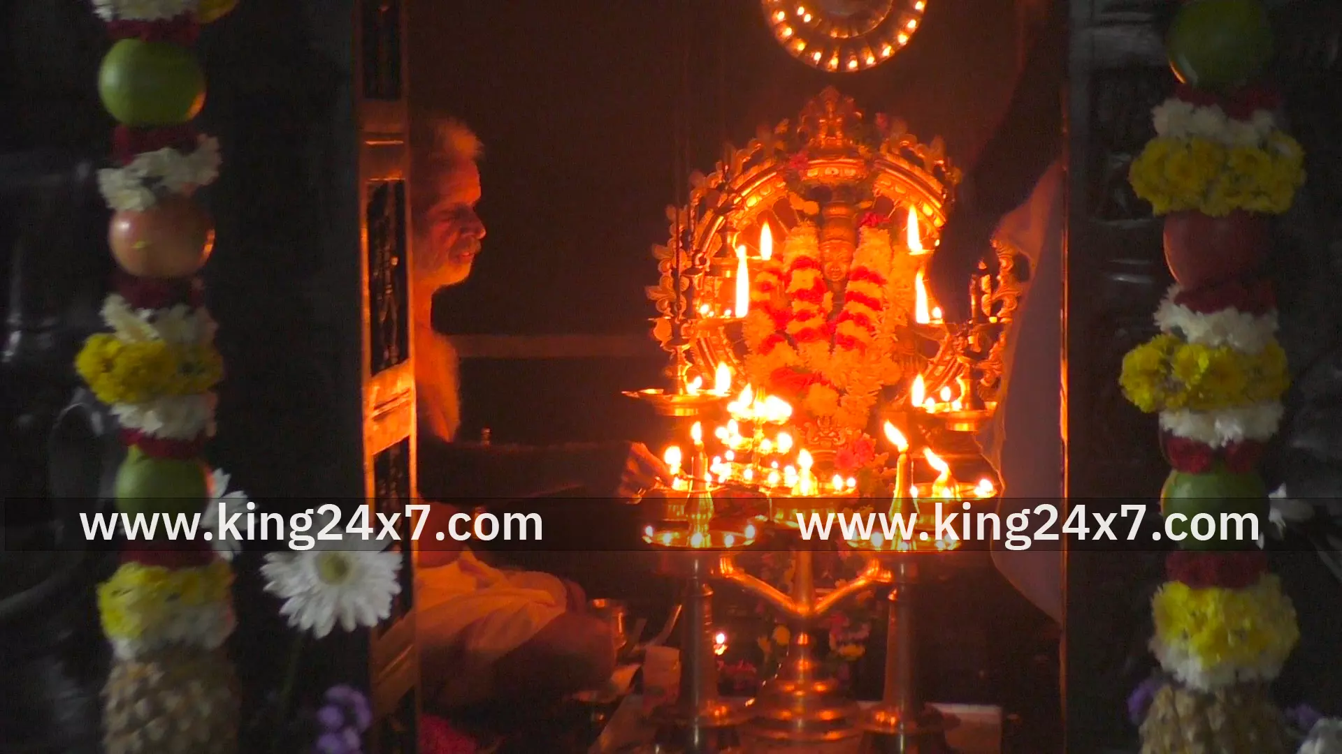 மணப்பாறை அருகே யானையில் ஊர்வலமாக வந்த ஐயப்பன். மணப்பாறை அருகே யானையில் ஊர்வலமாக வந்த ஐயப்பன்.