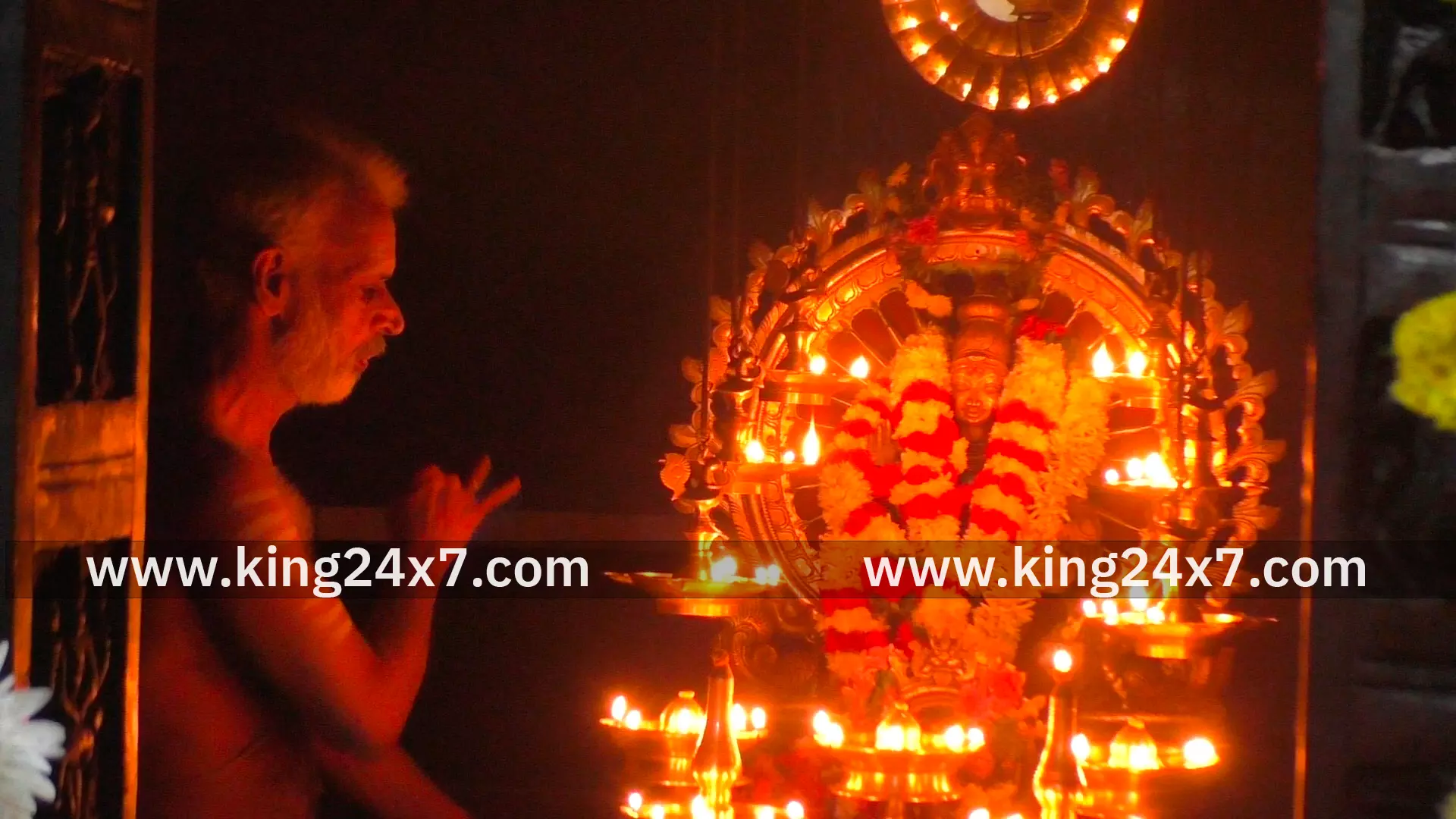 மணப்பாறை அருகே யானையில் ஊர்வலமாக வந்த ஐயப்பன். மணப்பாறை அருகே யானையில் ஊர்வலமாக வந்த ஐயப்பன்.