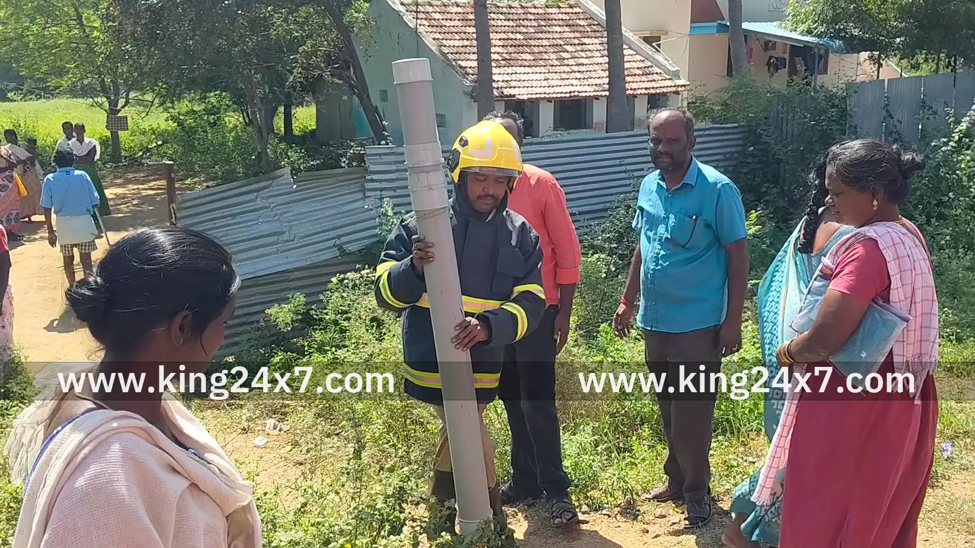 மணப்பாறை அருகே வீட்டிற்குள் புகுந்த 6 அடி நீளமுள்ள சாரைப் பாம்பு. தீயணைப்பு துறையினர் பிடித்தனர். மணப்பாறை அருகே வீட்டிற்குள் புகுந்த 6 அடி நீளமுள்ள சாரைப் பாம்பு. தீயணைப்பு துறையினர் பிடித்தனர்.