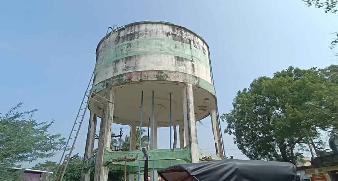 30 ஆண்டுகள் பழமையான மேல்நிலை நீர்த்தேக்க தொட்டி; இடித்துவிட்டு புதிய தொட்டி கட்ட கோரிக்கை!! 30 ஆண்டுகள் பழமையான மேல்நிலை நீர்த்தேக்க தொட்டி; இடித்துவிட்டு புதிய தொட்டி கட்ட கோரிக்கை!!