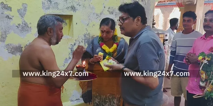 ராமநாதபுரம் திரைப்பட இயக்குனர் சாமி தரிசனம் செய்தார் ராமநாதபுரம் திரைப்பட இயக்குனர் சாமி தரிசனம் செய்தார்