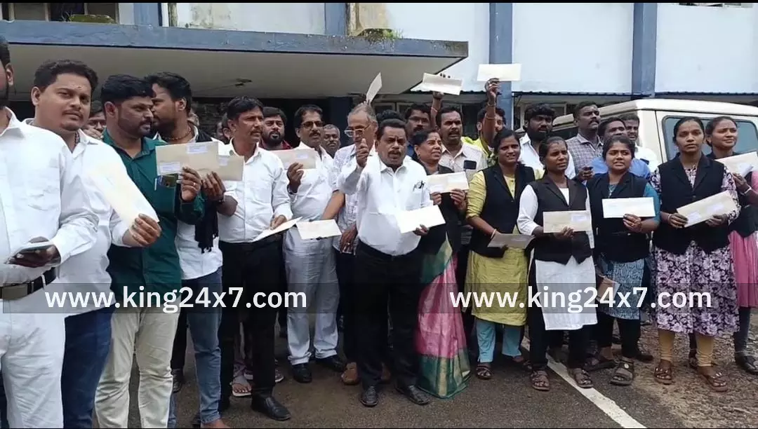 ராமநாதபுரம் வழக்கறிஞர்கள் மனு அனுப்பும் போராட்டம் நடைபெற்றது ராமநாதபுரம் வழக்கறிஞர்கள் மனு அனுப்பும் போராட்டம் நடைபெற்றது