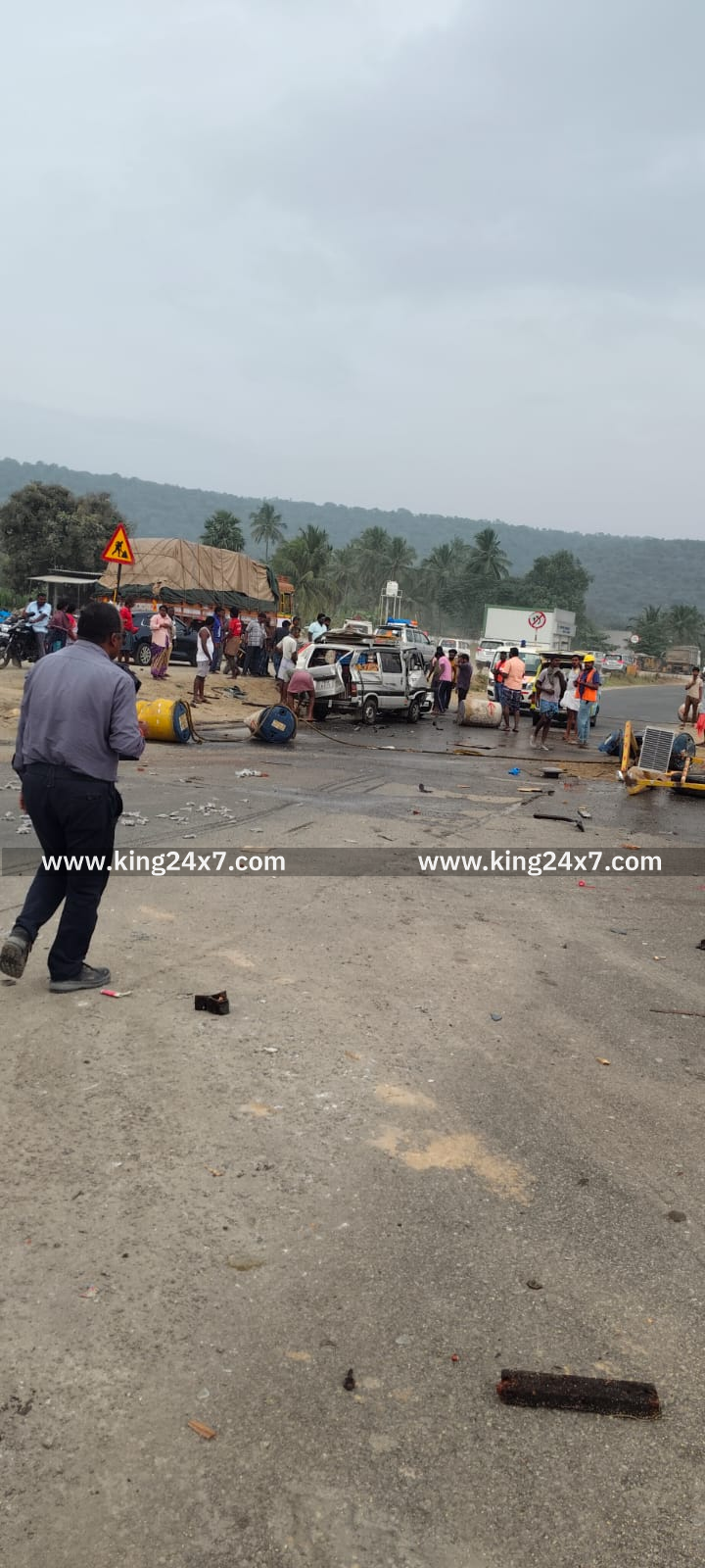 தொப்பூர் அருகே 2 லாரி, 2 கார் பைக்  மோதிய விபத்தில், நான்கு பேர் உயிரிழப்பு