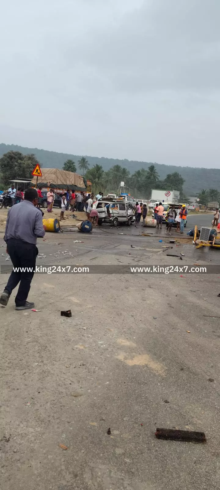 தொப்பூர் அருகே 2 லாரி, 2 கார் பைக் மோதிய விபத்தில், நான்கு பேர் உயிரிழப்பு தொப்பூர் அருகே 2 லாரி, 2 கார் பைக் மோதிய விபத்தில், நான்கு பேர் உயிரிழப்பு