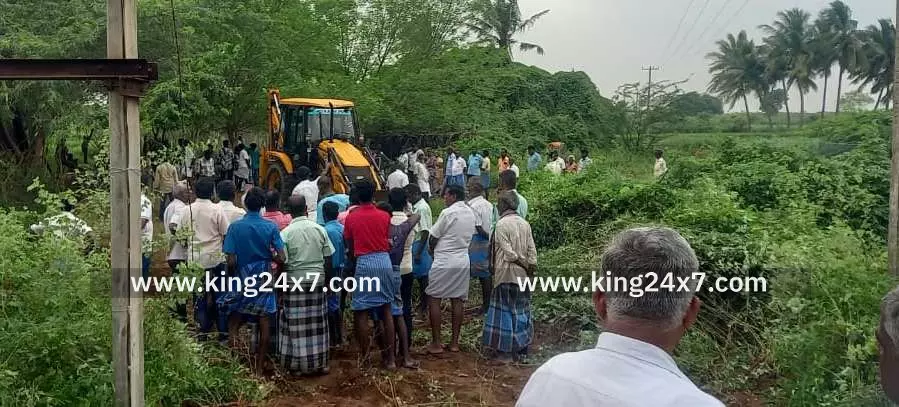 கள்ளை அருகே மண் பாதை அடைக்கப்பட்டதால், பொதுமக்கள் சாலை மறியல் கள்ளை அருகே மண் பாதை அடைக்கப்பட்டதால், பொதுமக்கள் சாலை மறியல்