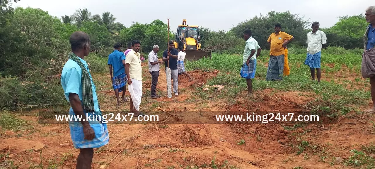 கள்ளை அருகே மண் பாதை அடைக்கப்பட்டதால், பொதுமக்கள் சாலை மறியல் கள்ளை அருகே மண் பாதை அடைக்கப்பட்டதால், பொதுமக்கள் சாலை மறியல்