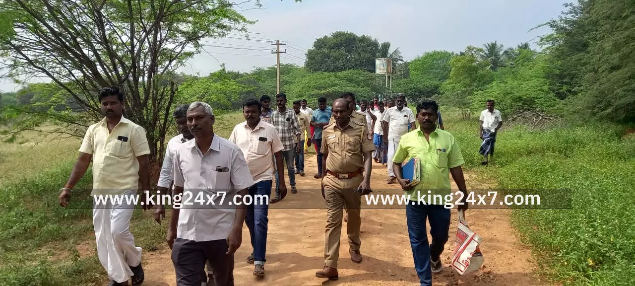 கள்ளை அருகே மண் பாதை அடைக்கப்பட்டதால், பொதுமக்கள் சாலை மறியல் கள்ளை அருகே மண் பாதை அடைக்கப்பட்டதால், பொதுமக்கள் சாலை மறியல்