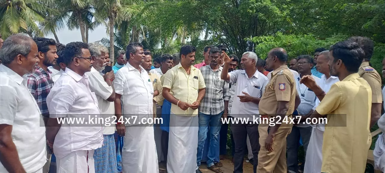 கள்ளை அருகே மண் பாதை அடைக்கப்பட்டதால், பொதுமக்கள் சாலை மறியல் கள்ளை அருகே மண் பாதை அடைக்கப்பட்டதால், பொதுமக்கள் சாலை மறியல்