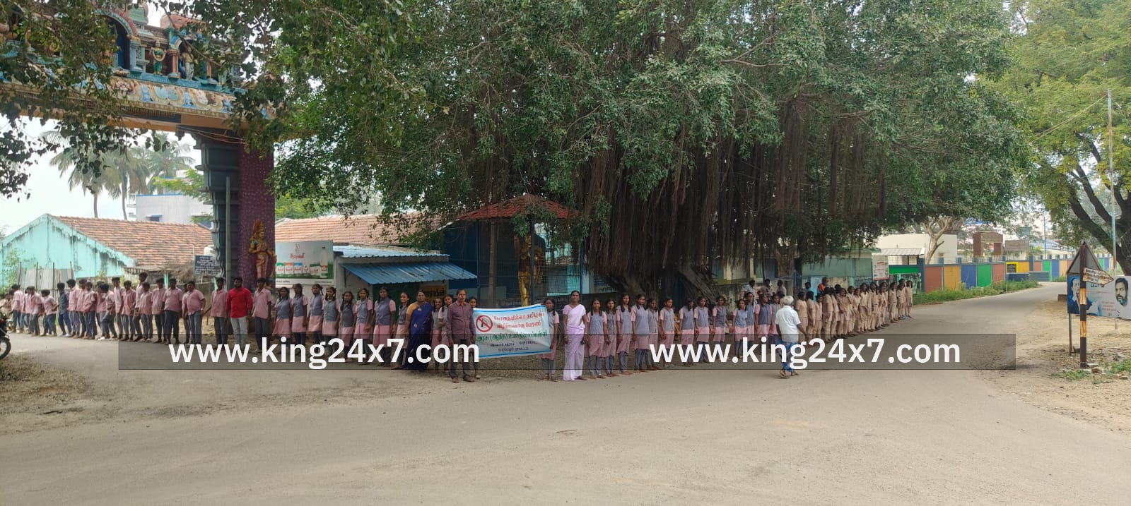 மனித சங்கிலி விழிப்புணர்வு ஏற்படுத்தி அரசு பள்ளி மாணவர்கள்