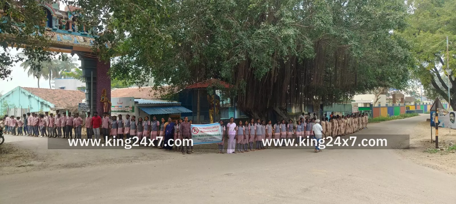 மனித சங்கிலி விழிப்புணர்வு ஏற்படுத்தி அரசு பள்ளி மாணவர்கள் மனித சங்கிலி விழிப்புணர்வு ஏற்படுத்தி அரசு பள்ளி மாணவர்கள்