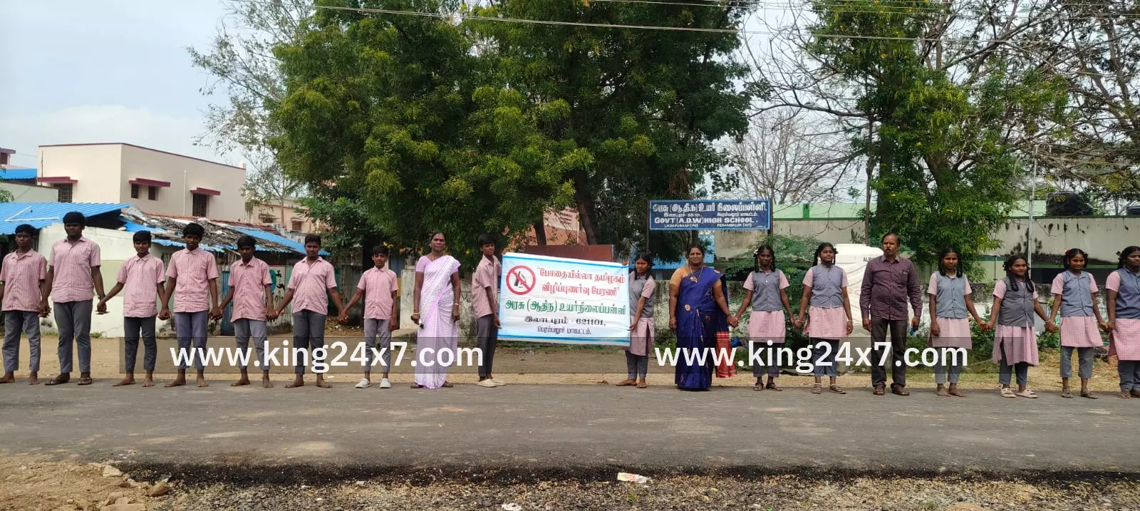 மனித சங்கிலி விழிப்புணர்வு ஏற்படுத்தி அரசு பள்ளி மாணவர்கள் மனித சங்கிலி விழிப்புணர்வு ஏற்படுத்தி அரசு பள்ளி மாணவர்கள்