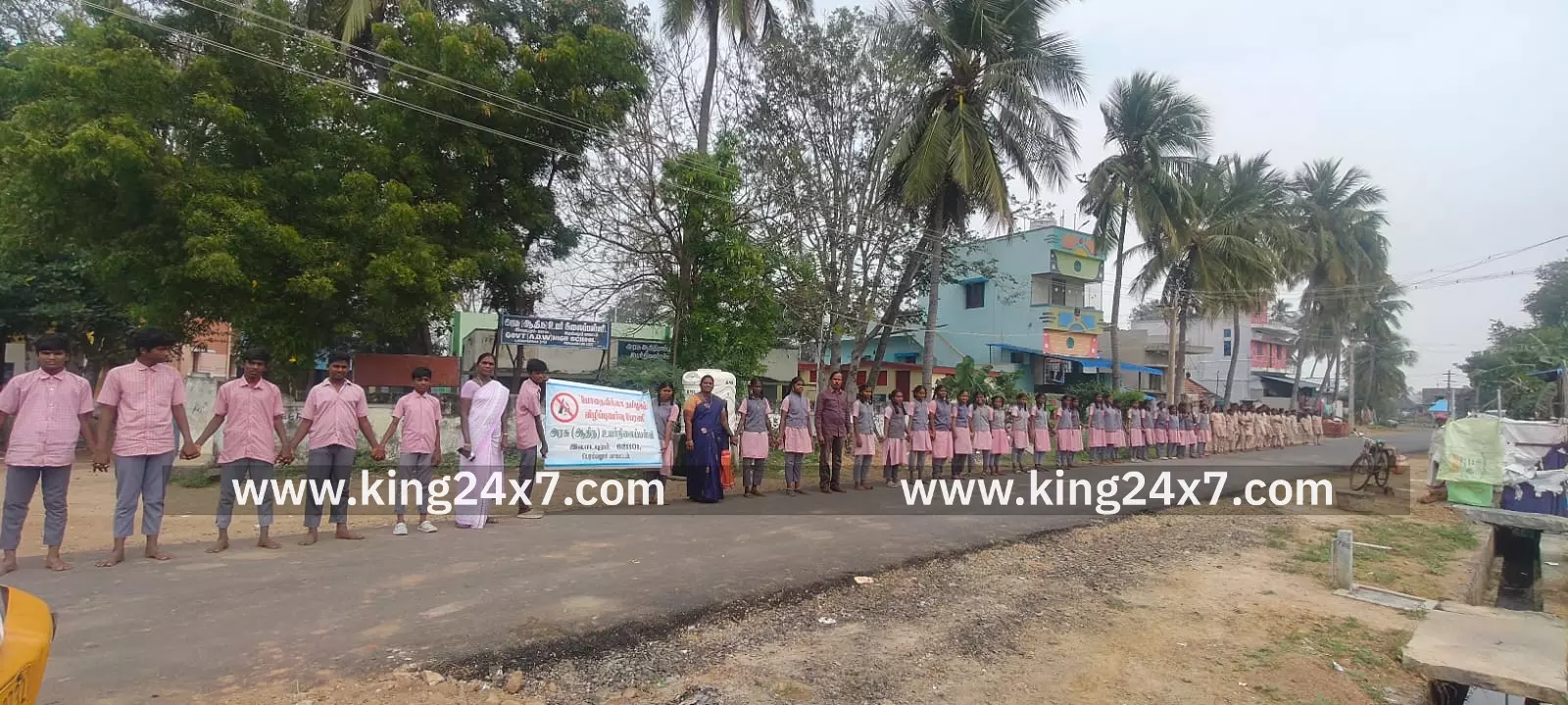 மனித சங்கிலி விழிப்புணர்வு ஏற்படுத்தி அரசு பள்ளி மாணவர்கள் மனித சங்கிலி விழிப்புணர்வு ஏற்படுத்தி அரசு பள்ளி மாணவர்கள்