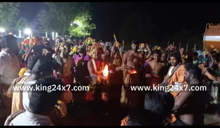 கரூர் அருகே அருள்மிகு ஸ்ரீ மகா சங்கிலி கருப்பண்ணசாமி திருக்கோவிலில் 3-ம் ஆண்டு அபிஷேக ஆராதனை விழா நடைபெற்றது.