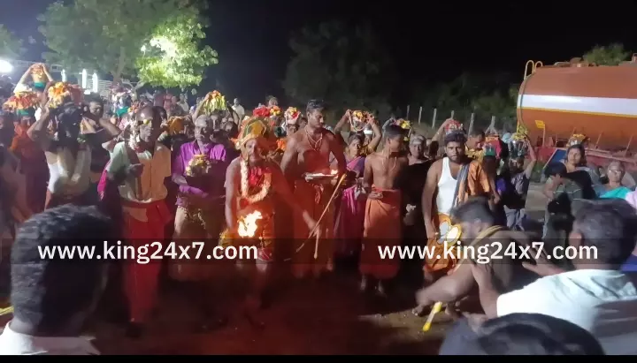 கரூர் அருகே அருள்மிகு ஸ்ரீ மகா சங்கிலி கருப்பண்ணசாமி திருக்கோவிலில் 3-ம் ஆண்டு அபிஷேக ஆராதனை விழா நடைபெற்றது. கரூர் அருகே அருள்மிகு ஸ்ரீ மகா சங்கிலி கருப்பண்ணசாமி திருக்கோவிலில் 3-ம் ஆண்டு அபிஷேக ஆராதனை விழா நடைபெற்றது.