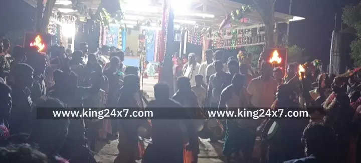 கரூர் அருகே அருள்மிகு ஸ்ரீ மகா சங்கிலி கருப்பண்ணசாமி திருக்கோவிலில் 3-ம் ஆண்டு அபிஷேக ஆராதனை விழா நடைபெற்றது. கரூர் அருகே அருள்மிகு ஸ்ரீ மகா சங்கிலி கருப்பண்ணசாமி திருக்கோவிலில் 3-ம் ஆண்டு அபிஷேக ஆராதனை விழா நடைபெற்றது.