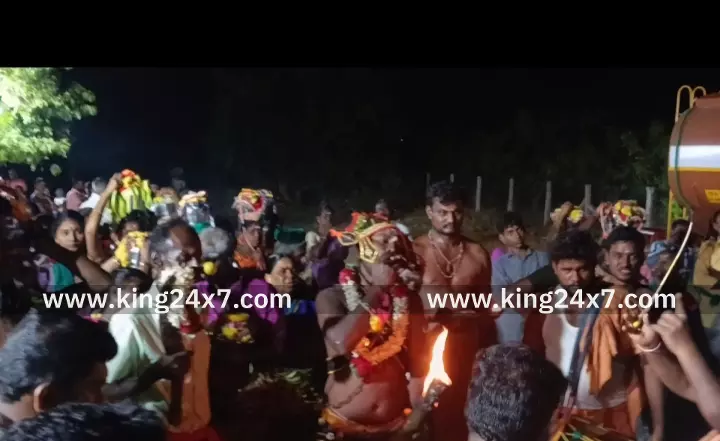 கரூர் அருகே அருள்மிகு ஸ்ரீ மகா சங்கிலி கருப்பண்ணசாமி திருக்கோவிலில் 3-ம் ஆண்டு அபிஷேக ஆராதனை விழா நடைபெற்றது. கரூர் அருகே அருள்மிகு ஸ்ரீ மகா சங்கிலி கருப்பண்ணசாமி திருக்கோவிலில் 3-ம் ஆண்டு அபிஷேக ஆராதனை விழா நடைபெற்றது.