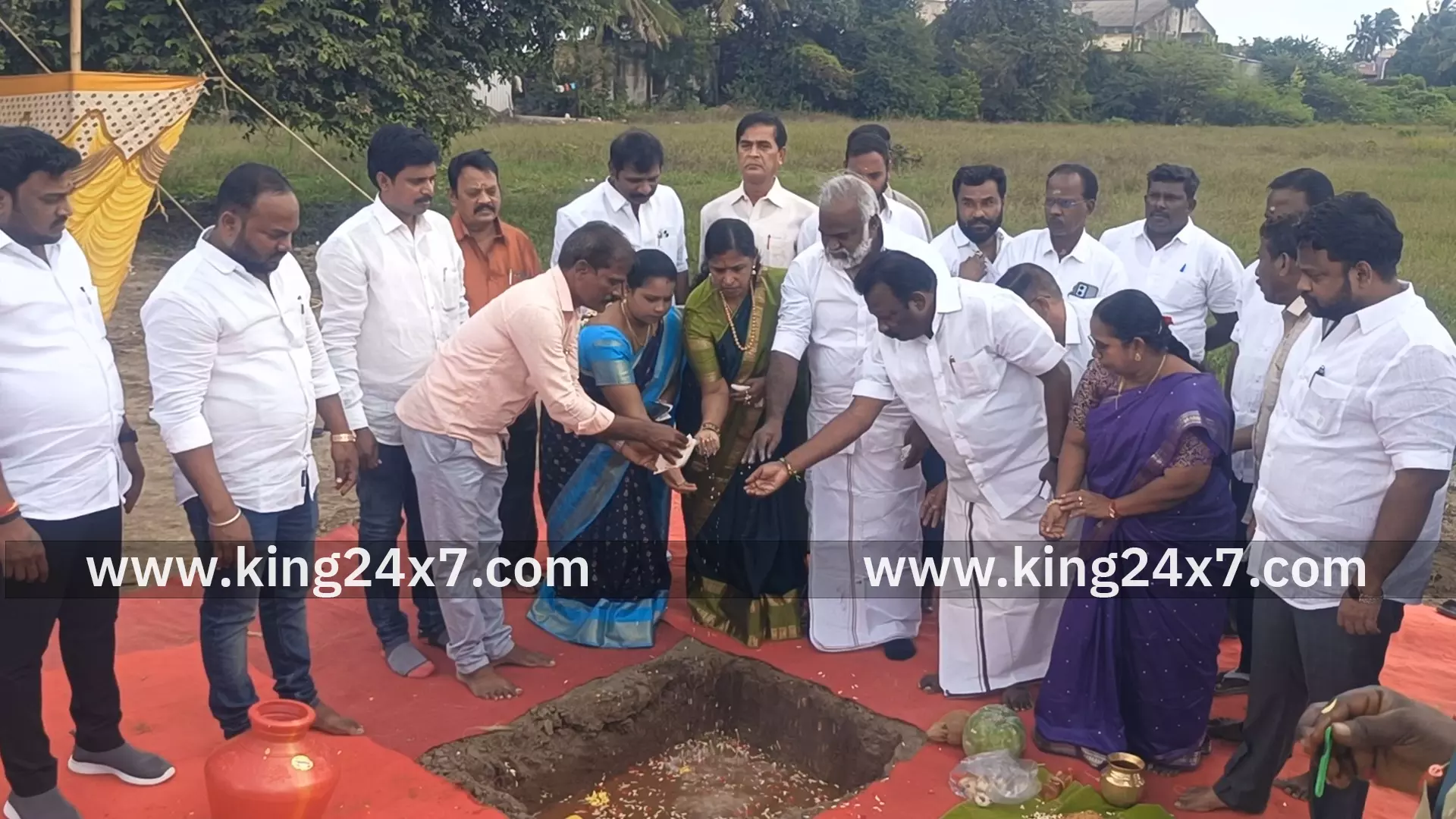 மீஞ்சூரில் 3 கோடி ரூபாய் மதிப்பில்  சிறிய விளையாட்டு அரங்கம் அமைக்க பூமி பூஜை பொன்னேரி எம்எல்ஏ தொடங்கி வைத்தார்