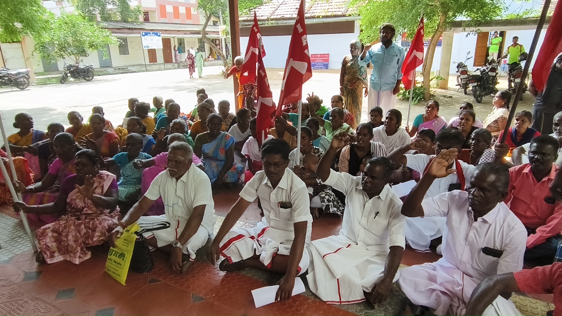 குளித்தலை சார் ஆட்சியர் அலுவலகம் முன்பு காத்திருப்பு போராட்டம்