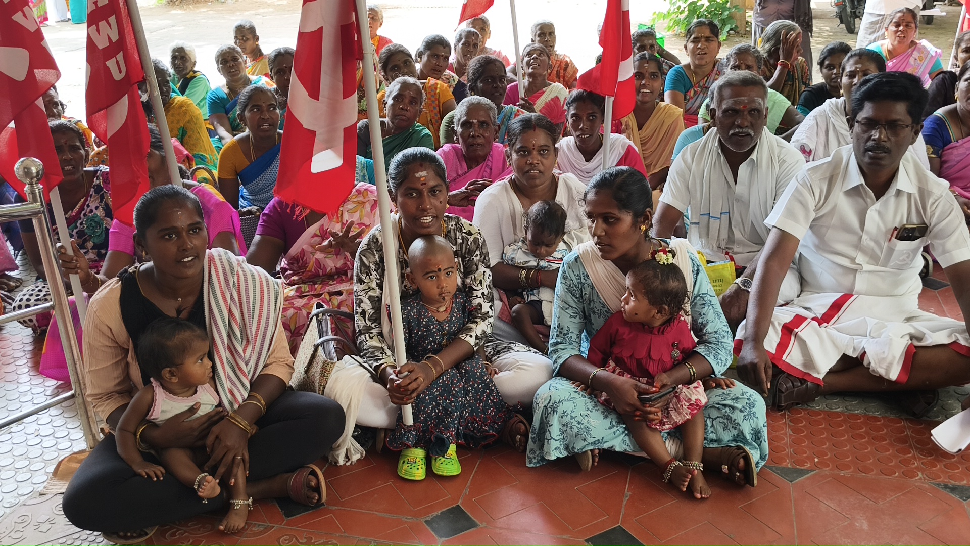 குளித்தலை சார் ஆட்சியர் அலுவலகம் முன்பு காத்திருப்பு போராட்டம்