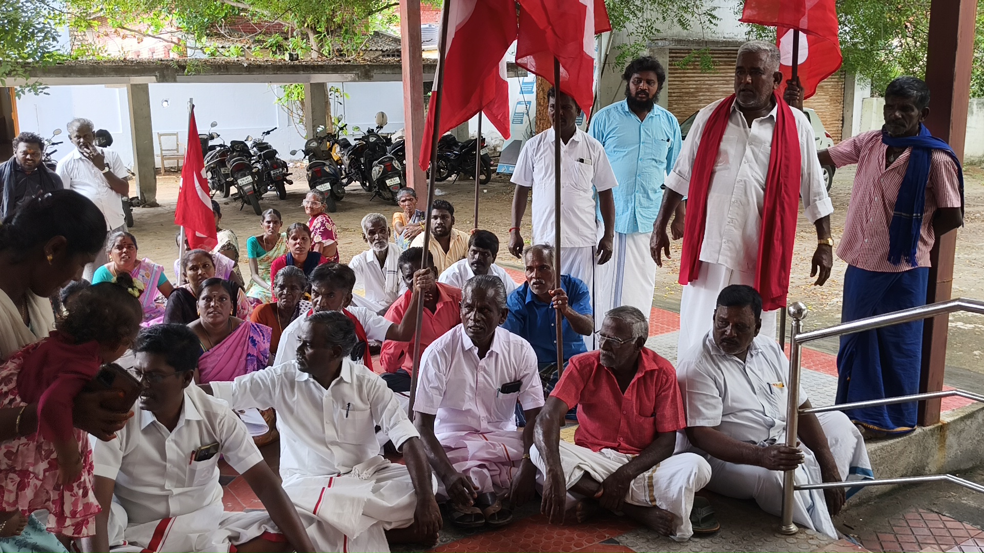 குளித்தலை சார் ஆட்சியர் அலுவலகம் முன்பு காத்திருப்பு போராட்டம்