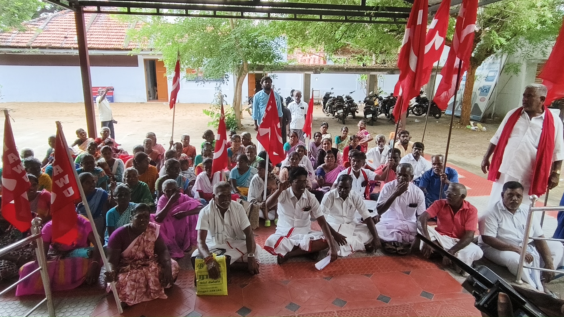 குளித்தலை சார் ஆட்சியர் அலுவலகம் முன்பு காத்திருப்பு போராட்டம்