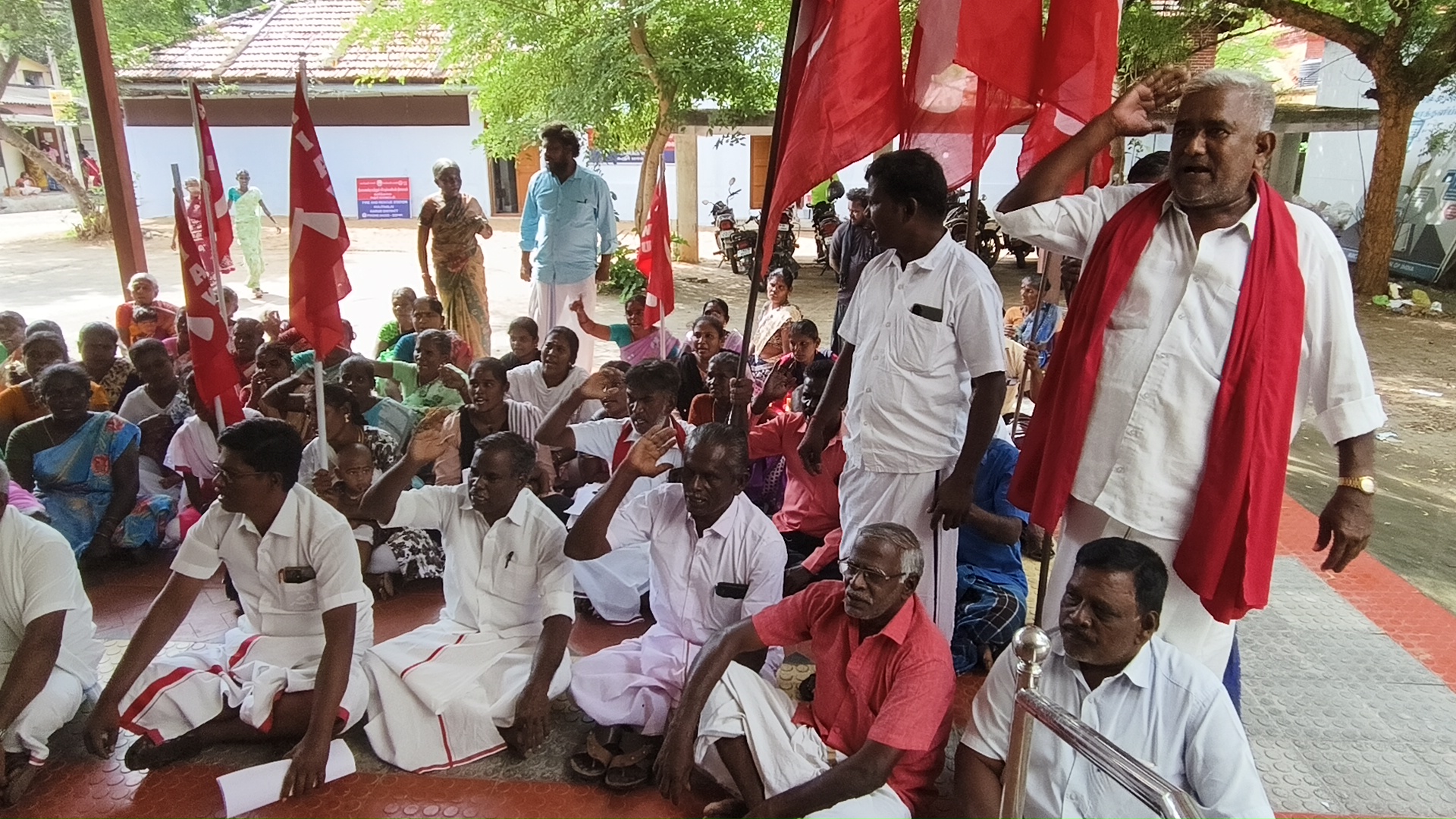 குளித்தலை சார் ஆட்சியர் அலுவலகம் முன்பு காத்திருப்பு போராட்டம்