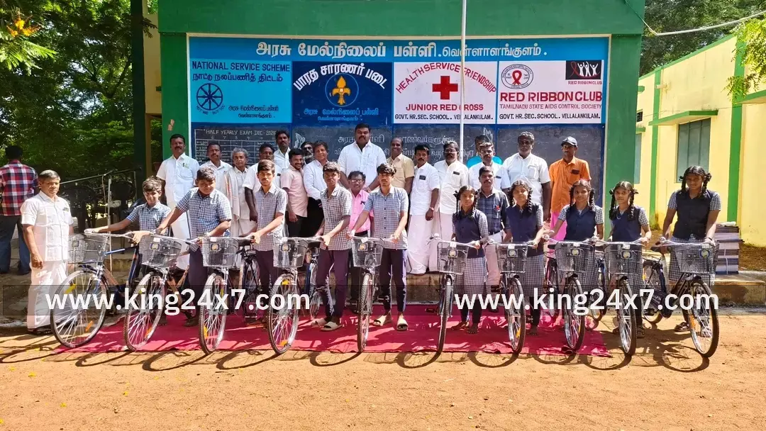 அரசு பள்ளியில் இலவச சைக்கிள்கள் மற்றும் தேர்வை வெல்வோம் புத்தகம் வழங்கும் நிகழ்ச்சி அரசு பள்ளியில் இலவச சைக்கிள்கள் மற்றும் தேர்வை வெல்வோம் புத்தகம் வழங்கும் நிகழ்ச்சி