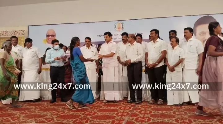 கரூர் மாவட்டத்தில் 28000 பேருக்கு பட்டா வழங்க இலக்கு நிர்ணயிக்கப்பட்டு தற்போது 45 ஆயிரம் பட்டாக்கள் வழங்கப்பட்டுள்ளது. செந்தில் பாலாஜி பெருமிதம். கரூர் மாவட்டத்தில் 28000 பேருக்கு பட்டா வழங்க இலக்கு நிர்ணயிக்கப்பட்டு தற்போது 45 ஆயிரம் பட்டாக்கள் வழங்கப்பட்டுள்ளது. செந்தில் பாலாஜி பெருமிதம்.