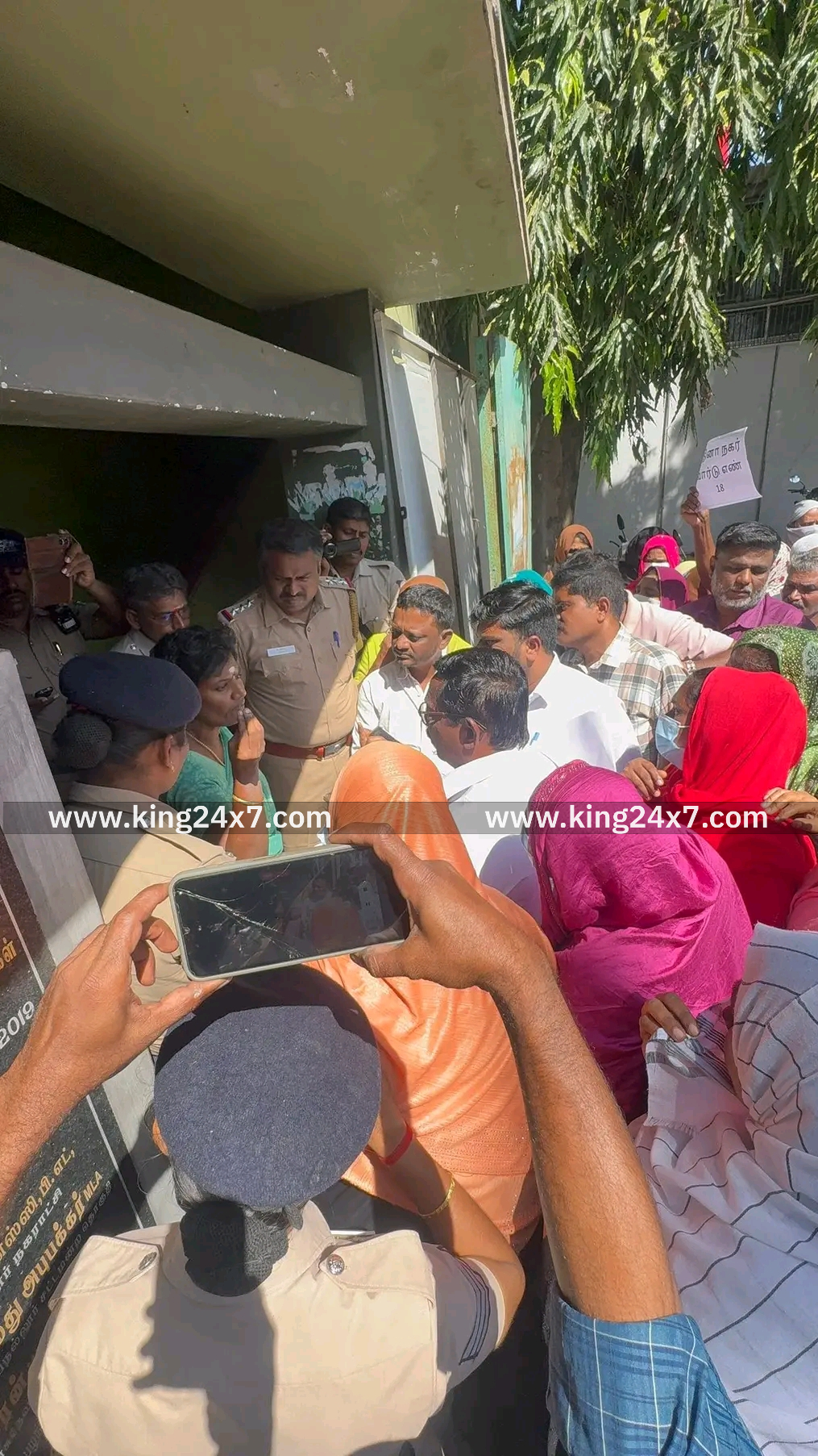 அடிப்படை வசதி கோரி நகராட்சி அலுவலகம் முற்றுகை அதிகாரிகள் பேச்சுவார்த்தை