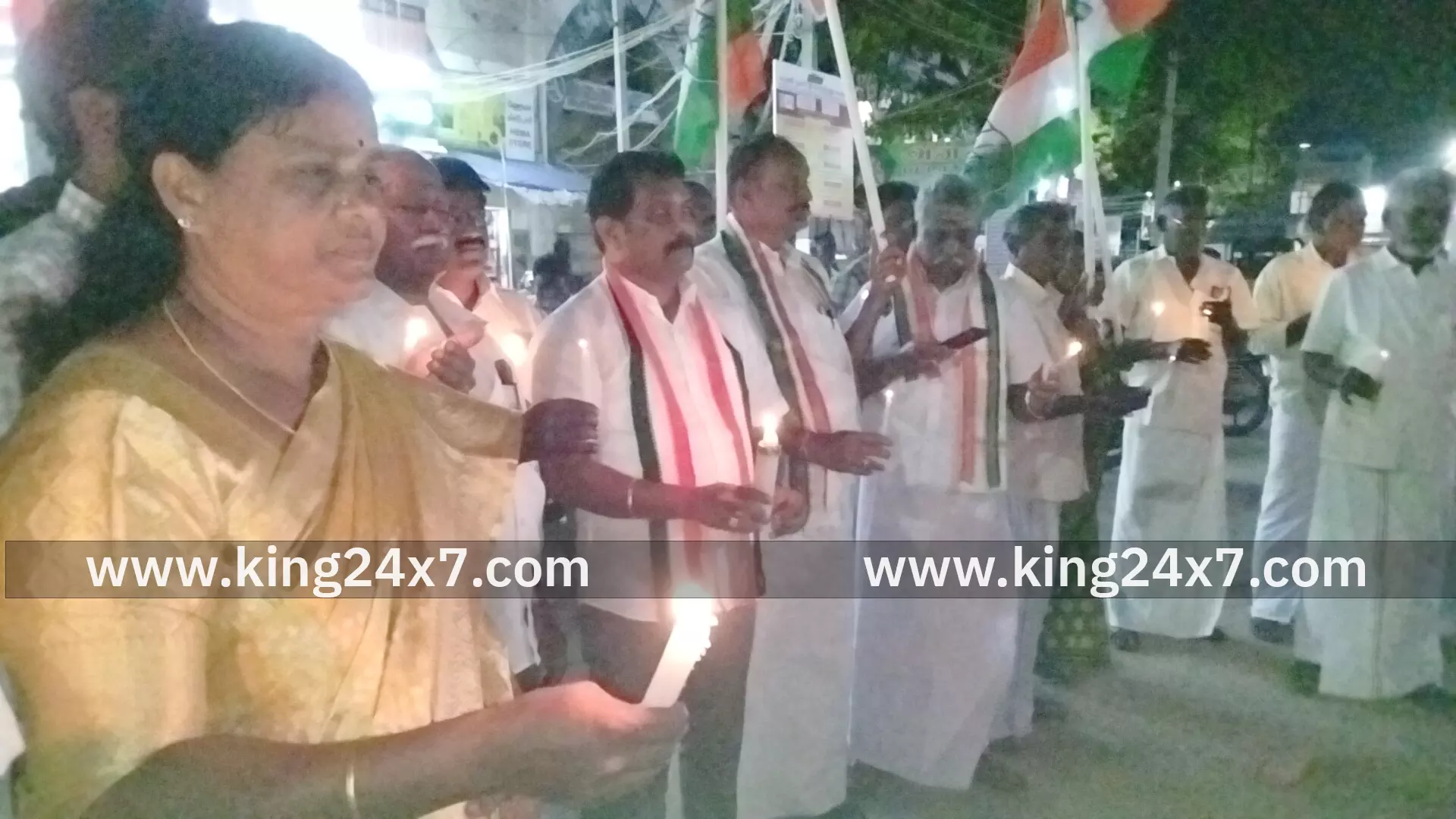 ராமநாதபுரம் காங்கிரஸ் கட்சி சார்பில் மெழுகுவர்த்தி ஏந்தி ஆர்ப்பாட்டம் நடைபெற்றது ராமநாதபுரம் காங்கிரஸ் கட்சி சார்பில் மெழுகுவர்த்தி ஏந்தி ஆர்ப்பாட்டம் நடைபெற்றது