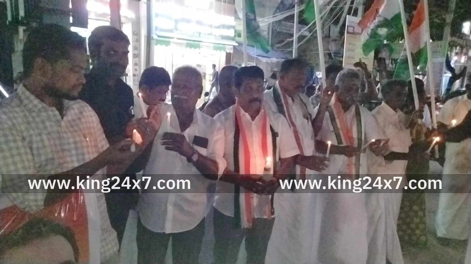 ராமநாதபுரம் காங்கிரஸ் கட்சி சார்பில் மெழுகுவர்த்தி ஏந்தி ஆர்ப்பாட்டம் நடைபெற்றது ராமநாதபுரம் காங்கிரஸ் கட்சி சார்பில் மெழுகுவர்த்தி ஏந்தி ஆர்ப்பாட்டம் நடைபெற்றது