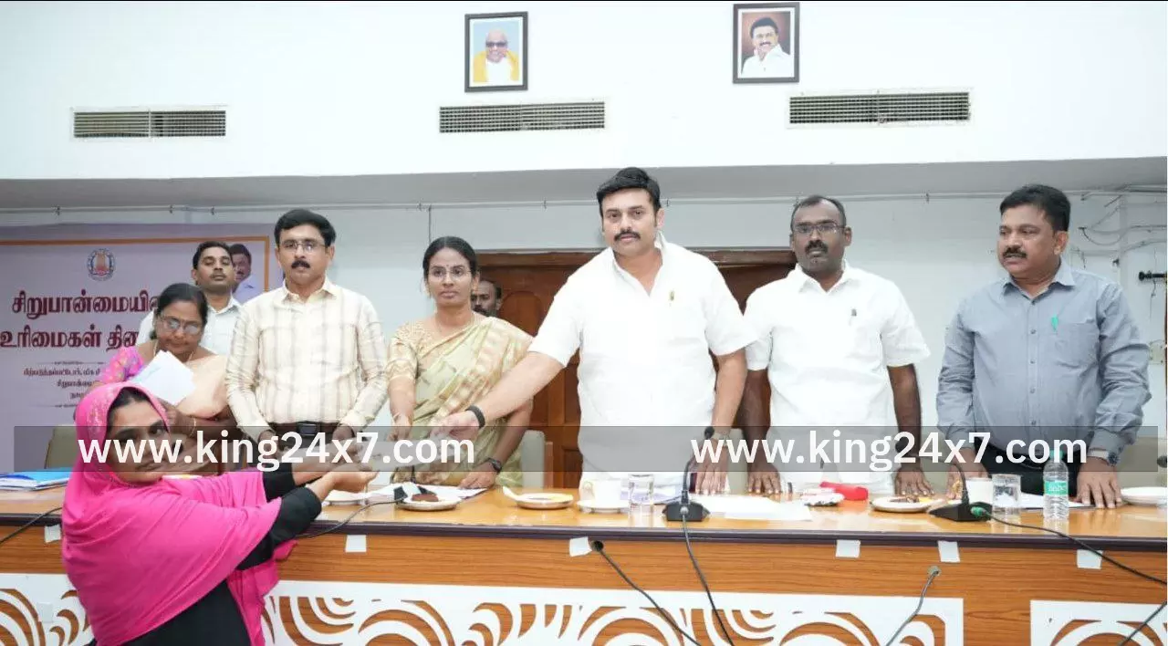 சிறுபான்மையினர் உரிமைகள் தின விழாவை முன்னிட்டு 103 பயனாளிகளுக்கு ரூ.28.38 இலட்சம் மதிப்பில் அரசு நலத்திட்ட உதவிகளை வழங்கிய அமைச்சர் மா.மதிவேந்தன். சிறுபான்மையினர் உரிமைகள் தின விழாவை முன்னிட்டு 103 பயனாளிகளுக்கு ரூ.28.38 இலட்சம் மதிப்பில் அரசு நலத்திட்ட உதவிகளை வழங்கிய அமைச்சர் மா.மதிவேந்தன்.