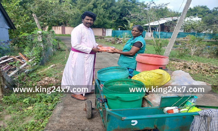 நாகப்பட்டினத்தில் இந்திய சிறுபான்மையினர் உரிமை தினத்தை ஒட்டி ஏழை துப்புரவு தொழிலாளிகளுக்கு சேலைகள் மற்றும் இனிப்புகள் விநியோகம்!!