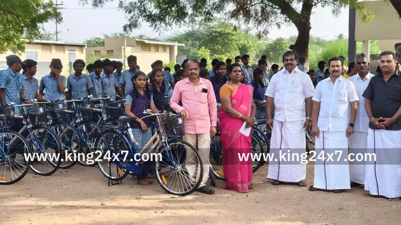 குளித்தலை தொகுதியில் விலை இல்லா மிதிவண்டிகள் வழங்கல் குளித்தலை தொகுதியில் விலை இல்லா மிதிவண்டிகள் வழங்கல்