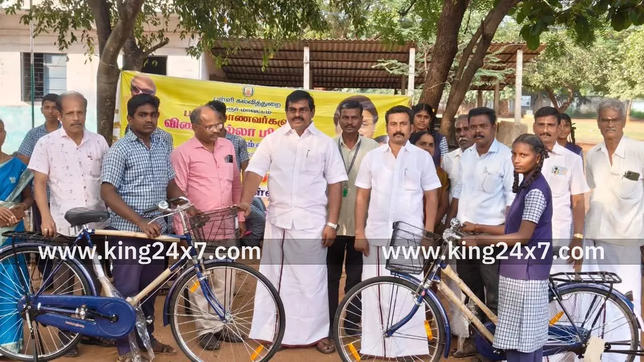 குளித்தலை தொகுதியில் விலை இல்லா மிதிவண்டிகள் வழங்கல் குளித்தலை தொகுதியில் விலை இல்லா மிதிவண்டிகள் வழங்கல்