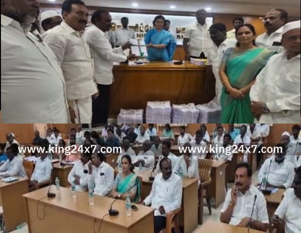 ராணிப்பேட்டை மாவட்ட ஆட்சியர் அலுவலக கூட்ட அரங்கில் எஸ் ஐ ஆர் வரைவு வாக்காளர் பட்டியல் வெளியீடு நிகழ்ச்சி அனைத்து அரசியல் கட்சியினர் முன்னிலையில் மாவட்ட ஆட்சியர் சந்திரகலா தலைம