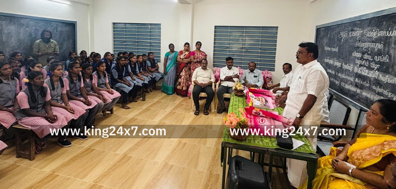 கரூர் அருகே அரசு மேல்நிலைப் பள்ளியில் பயிலும் மாணவிகளுக்கு வினா-விடை புத்தகங்களை வழங்கி வாழ்த்து தெரிவித்தார் அரவக்குறிச்சி எம்எல்ஏ இளங்கோ.